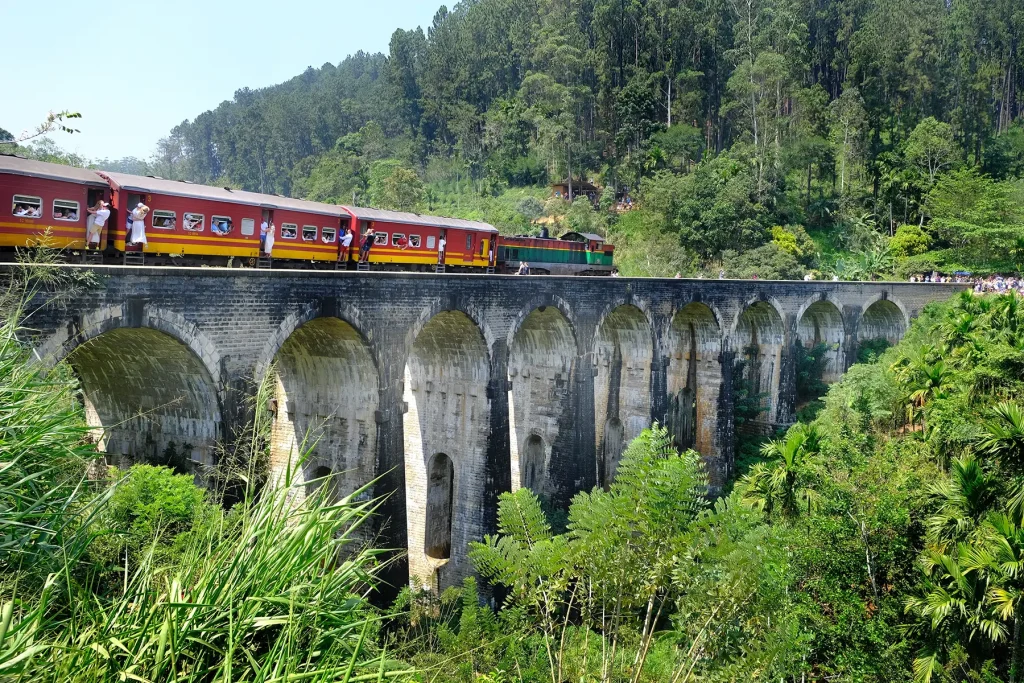 kandy to ella train nine arch bridge