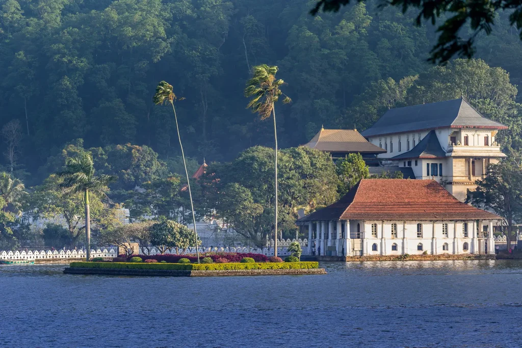 temple of the tooth and kandy lake sri lanka