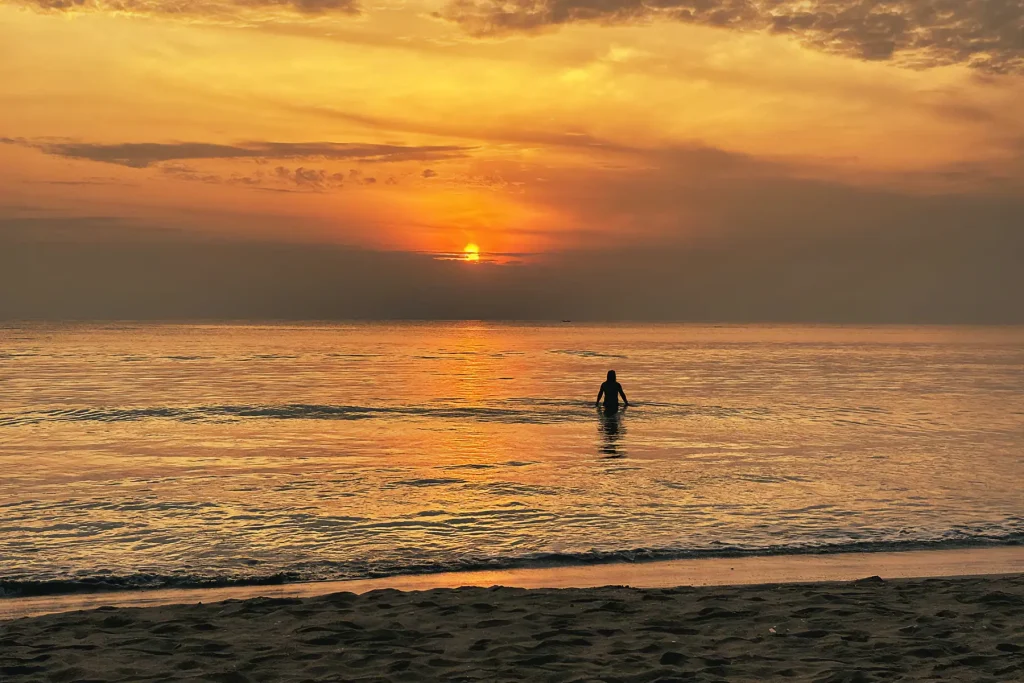 nilaweli beach sri lanka sunrise