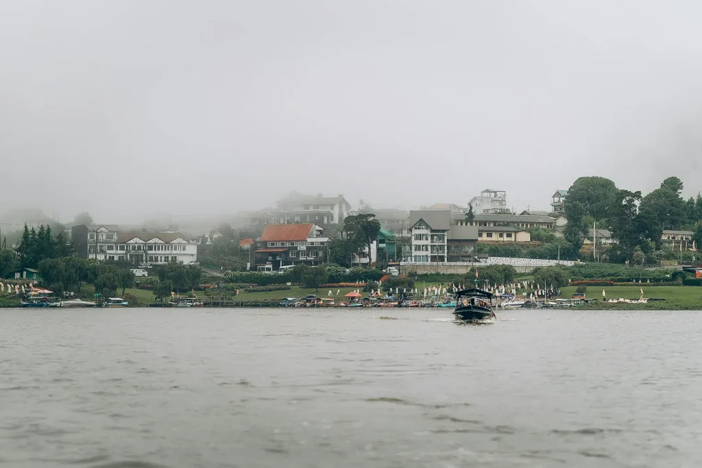 nuwara eliya gregory lake misty morning